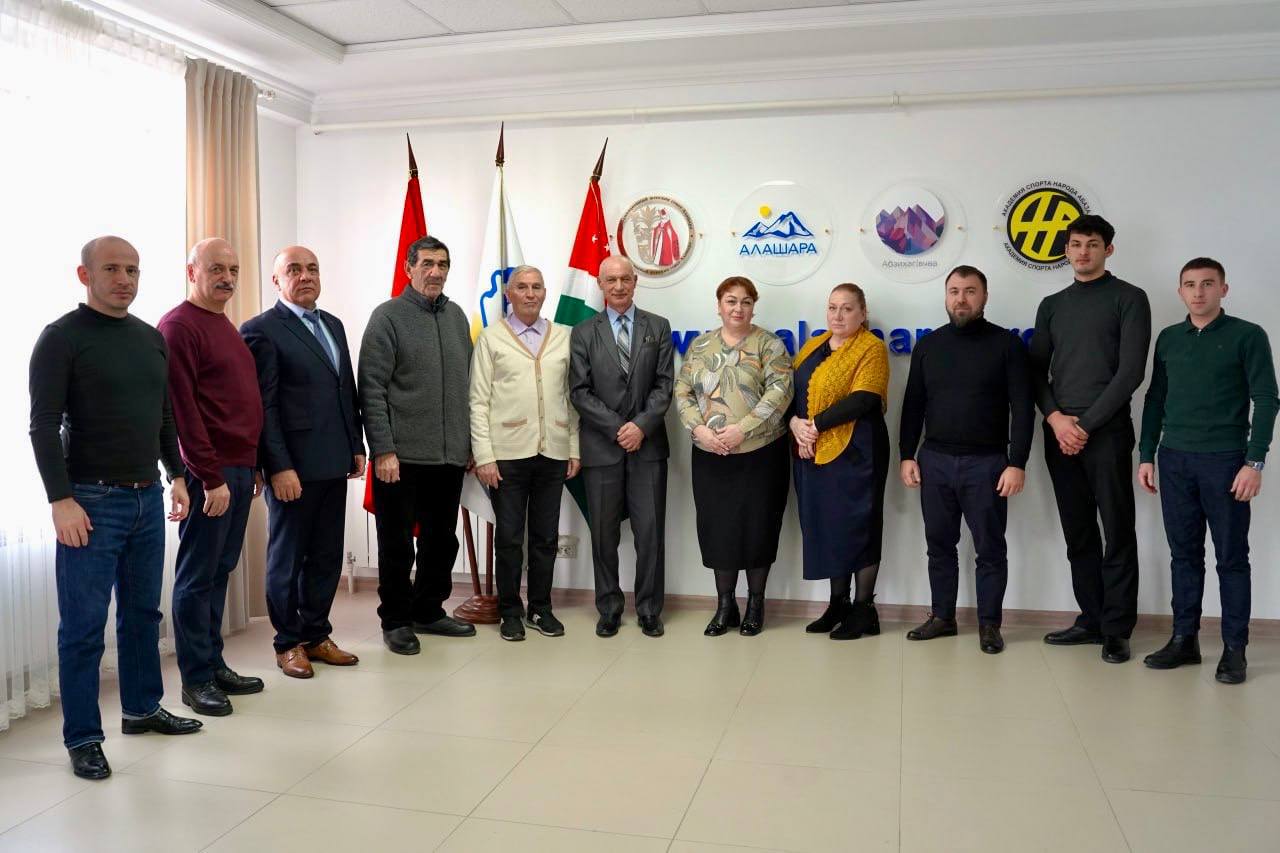 Абазинские общественники Кисловодска посетили офис «Алашары» 