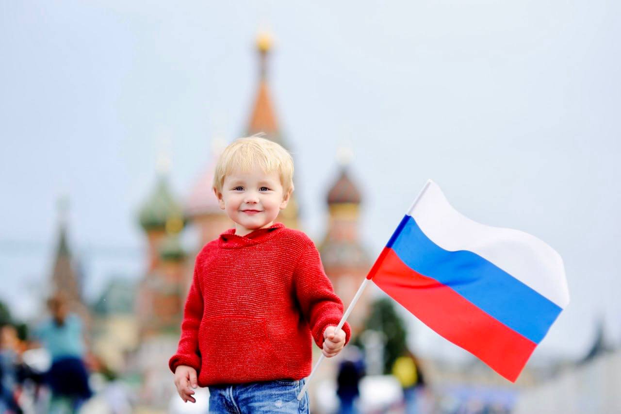 В России сегодня замечательный праздник – День государственного флага