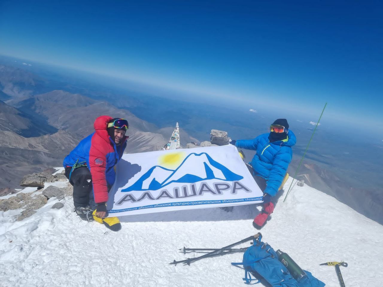 Флаг «Алашары» был развернут на вершине Эльбруса